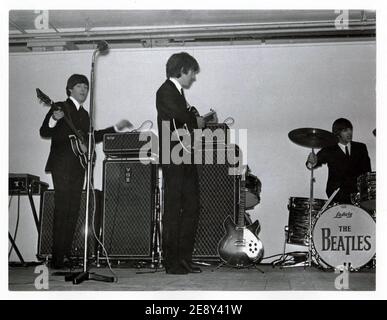 Les Beatles répètent pour un spectacle, sur scène Banque D'Images