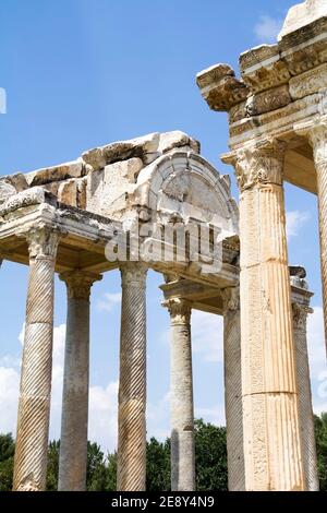 Célèbre porte de Tetrapylon à Aphrodisias (Turquie) dédiée à Aphrodite construite pendant l'ère hellénique. A l'époque romaine, c'était une petite ville de Caria. Banque D'Images