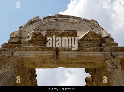 Célèbre porte de Tetrapylon à Aphrodisias (Turquie) dédiée à Aphrodite construite pendant l'ère hellénique. A l'époque romaine, c'était une petite ville de Caria. Banque D'Images