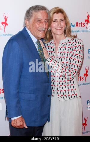 PHOTO DU FICHIER : **PHOTO DU FICHIER** Tony Bennett dévoile Battle with Alzheimer's. NEW YORK, NY - 12 AVRIL : Susan Benedetto et Tony Bennett au gala du 20e anniversaire de l'exploration des arts à la salle Hammerstien Ballroom, le 12 avril 2019 à New York. Crédit: Diego Corredor/MediaPunch Banque D'Images