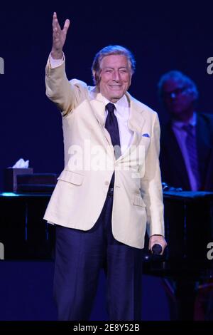 PHOTO DU FICHIER : **PHOTO DU FICHIER** Tony Bennett dévoile Battle with Alzheimer's. HOLLYWOOD FL - 14 MARS : Tony Bennett se produit au Hard Rock Live qui a lieu au Seminole Hard Rock Hotel & Casino le 14 mars 2014 à Hollywood, Floride. Crédit : mpi04/MediaPunch Banque D'Images