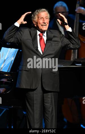 PHOTO DU FICHIER : **PHOTO DU FICHIER** Tony Bennett dévoile Battle with Alzheimer's. HOLLYWOOD FL - 08 DÉCEMBRE : Tony Bennett se produit au Hard Rock Live au Seminole Hard Rock Hotel & Casino le 8 décembre 2019 à Hollywood, Floride. Crédit : mpi04/MediaPunch Banque D'Images