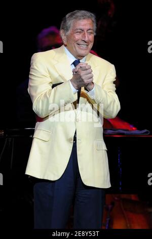 PHOTO DU FICHIER : **PHOTO DU FICHIER** Tony Bennett dévoile Battle with Alzheimer's. HOLLYWOOD FL - 16 MARS : Tony Bennett se produit au Hard Rock Live tenu au Seminole Hard Rock Hotel & Casino le 16 mars 2012 à Hollywood, Floride. © mpi04/MediaPunch Inc Banque D'Images