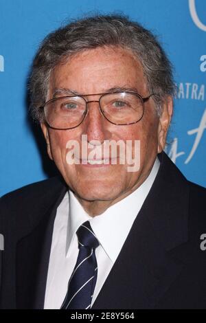 PHOTO DU FICHIER : **PHOTO DU FICHIER** Tony Bennett dévoile Battle with Alzheimer's. Tony Bennett participe à la soirée d'ouverture du « Come Fly Away » de Twyla Tharp au Marriott Marquis Theatre de New York le 25 mars 2010. Crédit photo : Henry McGee/MediaPunch Banque D'Images