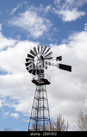 Moulin contre ciel bleu nuageux Banque D'Images