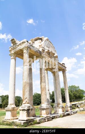 Célèbre porte de Tetrapylon à Aphrodisias (Turquie) dédiée à Aphrodite construite pendant l'ère hellénique. A l'époque romaine, c'était une petite ville de Caria. Banque D'Images