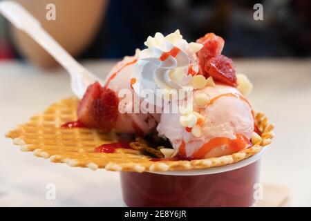 Trio de crème glacée Sundae et doux Banque D'Images