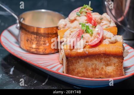 Homard Roll.fresh Maine homard cuit, mélangé avec du mayonnaise, du céleri, de la ciboulette servi dans un rouleau de héros grillé avec de la laitue croustillante et du beurre tiré. Banque D'Images