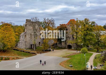 Personnes examinant les ruines du château médiéval de Sigulda. Il a été construit par les Frères Livoniens de l'épée qui étaient lat Banque D'Images
