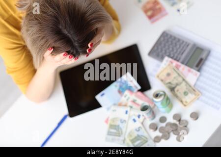 Jeune femme tenant la tête devant de l'argent Banque D'Images