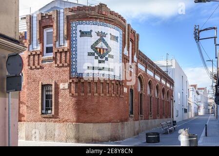 Sabadell - Catalogne, ESPAGNE - 31 janvier 2021 : façade de l'école publique Enric Casassas avec mosaïque et armoiries de ville Banque D'Images