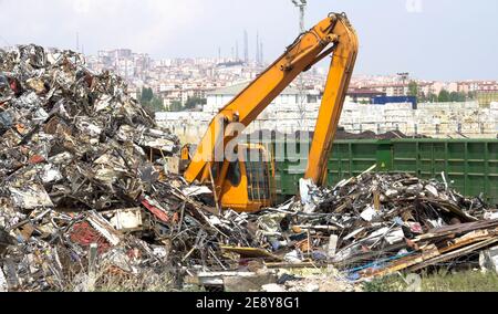 Usine de recyclage de ferraille et chargement de ferraille par grue dans un train Banque D'Images