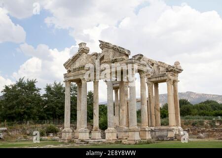 Célèbre porte de Tetrapylon à Aphrodisias (Turquie) dédiée à Aphrodite construite pendant l'ère hellénique. A l'époque romaine, c'était une petite ville de Caria. Banque D'Images