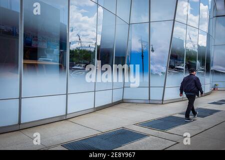 New York City, États-Unis, mai 2019, homme marchant près de la façade du bâtiment IAC dans le quartier de West Chelsea à Manhattan Banque D'Images