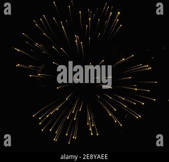 Véritable feu d'artifice doré dans le ciel noir de nuit de vacances Banque D'Images