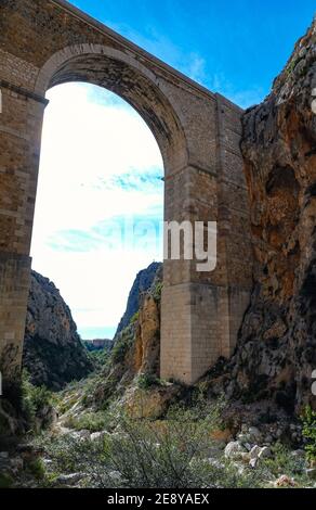 La gorge rocheuse profonde de Mascarat avec ses trois ponts, , près de Calpe, Bendorm, Costa Blanca, Espagne Banque D'Images