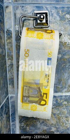 Rouleau de billets de banque Euro papier toilette dans la salle de bains Banque D'Images