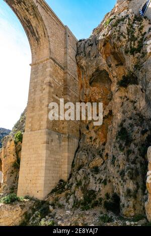 La gorge rocheuse profonde de Mascarat avec ses trois ponts, , près de Calpe, Bendorm, Costa Blanca, Espagne Banque D'Images