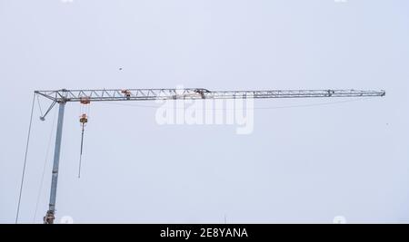 grue contre le ciel nuageux Banque D'Images