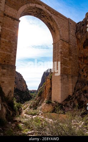 La gorge rocheuse profonde de Mascarat avec ses trois ponts, , près de Calpe, Bendorm, Costa Blanca, Espagne Banque D'Images