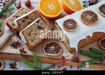 gâteau de noël avec glaçage à l'orange sur une planche à bois Banque D'Images
