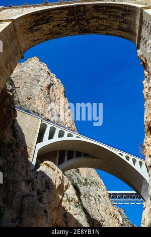 La gorge rocheuse profonde de Mascarat avec ses trois ponts, , près de Calpe, Bendorm, Costa Blanca, Espagne Banque D'Images