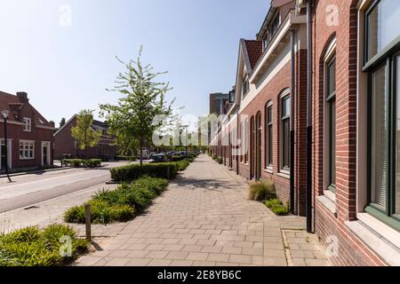 Eindhoven, pays-Bas, 21 avril 2020. Vue sur une rue où les anciens employés de Philips vivaient près du centre d'Eindhoven par temps ensoleillé Banque D'Images