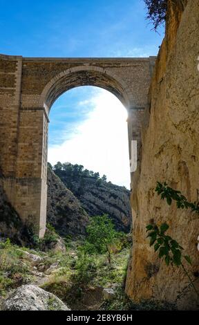 La gorge rocheuse profonde de Mascarat avec ses trois ponts, , près de Calpe, Bendorm, Costa Blanca, Espagne Banque D'Images