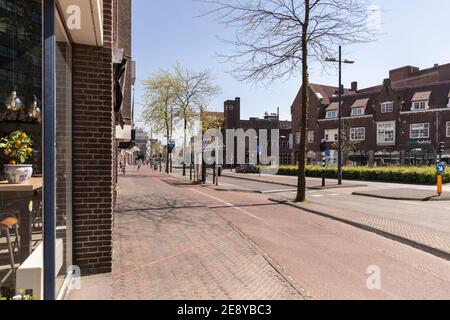 Eindhoven, pays-Bas, 21 mai 2020. Eindhoven City avec une route, un trottoir et des magasins lors d'une journée ensoleillée pendant le confinement. Restaurants fermés et env Banque D'Images