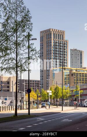 Eindhoven, pays-Bas, 21 mai 2020. Eindhoven City avec une route, un trottoir, des bâtiments comme l'Amirant et l'Hôtel étudiant et un arrêt de bus Banque D'Images