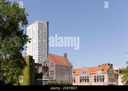 Eindhoven, pays-Bas, 21 mai 2020. Eindhoven City avec des bâtiments comme l'Amirant, un jour ensoleillé et un ciel bleu. Banque D'Images