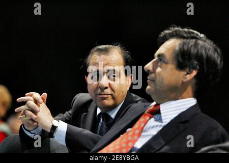 Le ministre adjoint des relations avec le Parlement Roger Karoutchi et le Premier ministre François Fillon assistent aux journées parlementaires 'UMP' à Strasbourg, en France, le 29 septembre 2007. Photo de Corentin Fohlen/ABACAPRESS.COM Banque D'Images