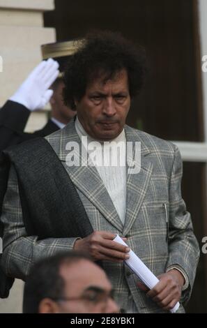 Dossier photo du cousin du colonel Kadhafi Ahmad Kadhaf al Dam quittant l'Hôtel de Lassay après avoir été reçu par l'Assemblée nationale française à Paris, France, le 11 décembre 2007. Ahmed Gadhaf al Dam, est sorti en Égypte pour protester contre les violences en Libye. Photo par Ammar Abd Rabbo-Mousse/ABACAPRESS.COM Banque D'Images