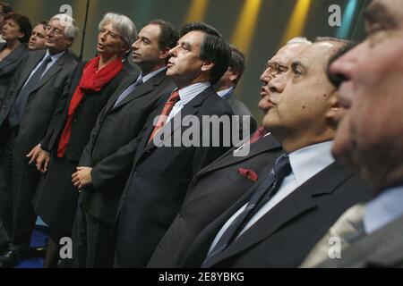 Josselin de Rohan, ministre de l'économie Christine Lagarde, Jean-François COPE, Premier ministre François Fillon, Premier ministre Roger Karoutchi, ministre adjoint des relations avec le Parlement, assistent aux journées parlementaires 'UMP' à Strasbourg, en France, le 29 septembre 2007. Photo de Corentin Fohlen/ABACAPRESS.COM Banque D'Images