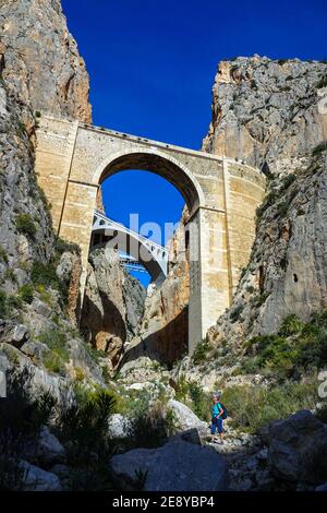 La gorge rocheuse profonde de Mascarat avec ses trois ponts, , près de Calpe, Bendorm, Costa Blanca, Espagne Banque D'Images