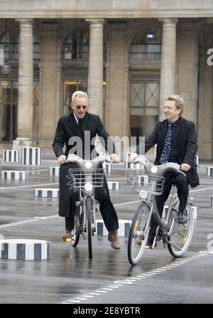 Les membres du groupe de rock 'The police', de la chanteuse et bassiste britannique Sting (L) et du guitariste Andy Summers font des vélos 'Velib' avant d'être attribués à l'ordre des Arts et des lettres par la ministre française de la culture, Christine Albanel, à Paris, en France, le 1er octobre 2007. Photo de Frédéric Nebinger/ABACAPRESS.COM Banque D'Images