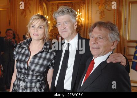 LE réalisateur AMÉRICAIN David Lynch, le réalisateur polonais Roman Polanski et son épouse l'actrice française Emmanuelle Seigner posent à l'Elysée à Paris, en France, le 1er octobre 2007. Photo de Witt/Pool/ABACAPRESS.COM Banque D'Images