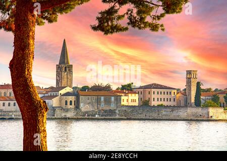 Ville de Porec sur la péninsule d'Istrie en Croatie, au coucher du soleil Banque D'Images