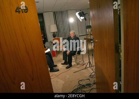 EXCLUSIF - Dominique Strauss-Kahn, le président nouvellement élu du Fonds monétaire international (FMI), interviewé par le journaliste de CNN Jim Bitterman dans son siège du FMI à paris, en France, le 1er octobre 2007. Photo de Mousse/ABACAPRESS.COM Banque D'Images