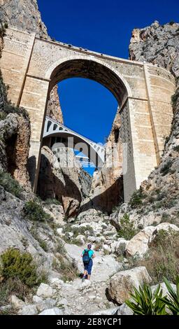 La gorge rocheuse profonde de Mascarat avec ses trois ponts, , près de Calpe, Bendorm, Costa Blanca, Espagne Banque D'Images