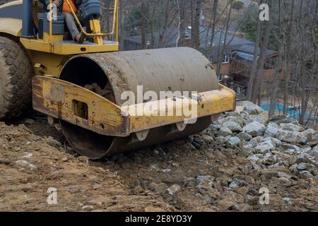 L'entraînement de la zone de travail est fortement orange et vibrant lors de la construction d'un nouvel échangeur de route urbaine sol argileux creusé pendant la co. de route Banque D'Images