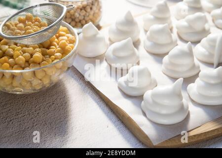 Guimauves faites maison d'Aquafaba sur fond clair. Banque D'Images