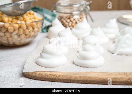 Gros plan sur les guimauves faites maison de l'Aquafaba. Banque D'Images
