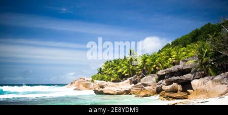 Panorama sur les palmiers à noix de coco, les rochers et l'océan Indien turquoise, dans les îles Seychelles Banque D'Images