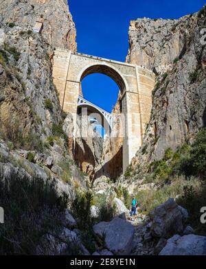 La gorge rocheuse profonde de Mascarat avec ses trois ponts, , près de Calpe, Bendorm, Costa Blanca, Espagne Banque D'Images