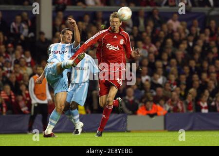 Julien Rodiguez de Marseille et Peter Crouch de Liverpool lors de la Ligue des champions de l'UEFA - Groupe A - Liverpool v Olympique Marseille au stade Anfield, à Liverpool, Royaume-Uni, le 03 octobre 2007. Marseille a gagné 1-0. Photo de Stuart Morton/Cameleon/ABACAPRESS.COM Banque D'Images