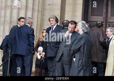 EXCLUSIF. Olivier de Kersauson, skipper français, assiste aux funérailles de Pierre Dauzier qui ont eu lieu à l'église Saint-Sulpice à Paris, en France, le 3 octobre 2007. Ancien PDG de Havas Advertising Group, il a été co-PDG du club de rugby CA Brive avec l'ancre Patrick Sébastien. Photo de Corentin Fohlen/ABACAPRESS.COM Banque D'Images