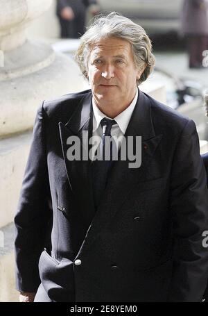 EXCLUSIF. Olivier de Kersauson, skipper français, assiste aux funérailles de Pierre Dauzier qui ont eu lieu à l'église Saint-Sulpice à Paris, en France, le 3 octobre 2007. Ancien PDG de Havas Advertising Group, il a été co-PDG du club de rugby CA Brive avec l'ancre Patrick Sébastien. Photo de Corentin Fohlen/ABACAPRESS.COM Banque D'Images