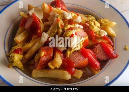 Salchipapas péruvien à restauration rapide frites et saucisses en tranches Banque D'Images