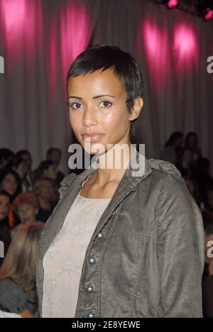 L'actrice française Sonia Rolland participe au Leonard Spring-Summer 2008 Ready-to-Wear Fashion Show, qui s'est tenu au carrousel du Louvre à Paris, en France, le 4 octobre 2007. Photo de Khayat-Nebinger-Orban-Taamallah/ABACAPRESS.COM Banque D'Images